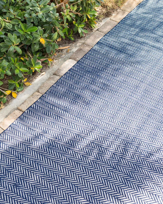 Herringbone Indigo/White Indoor/Outdoor Rug 2x3