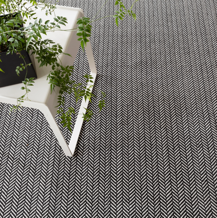 Herringbone Black Ivory Indoor/Outdoor Rug 2x3