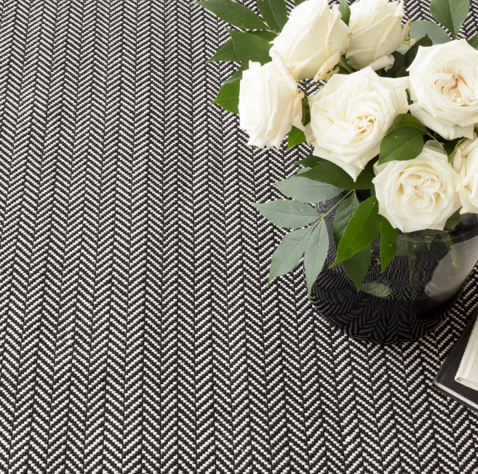 Herringbone Black Ivory Indoor/Outdoor Rug 2x3