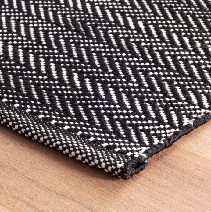 Herringbone Black Ivory Indoor/Outdoor Rug 2x3