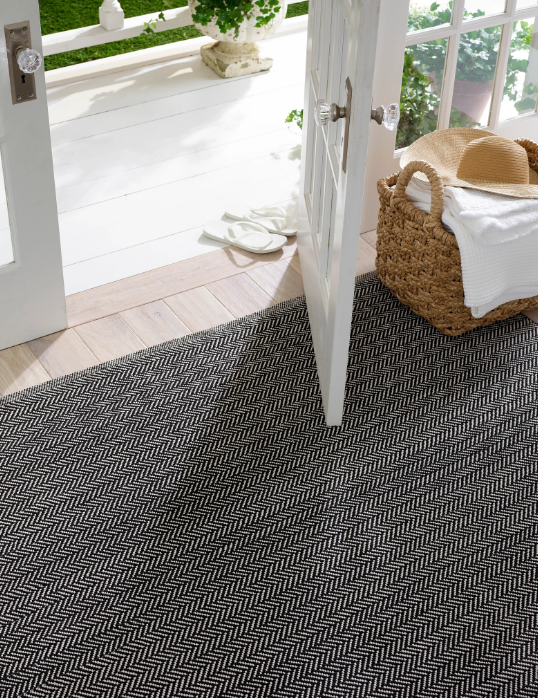 Herringbone Black Ivory Indoor/Outdoor Rug 2x3