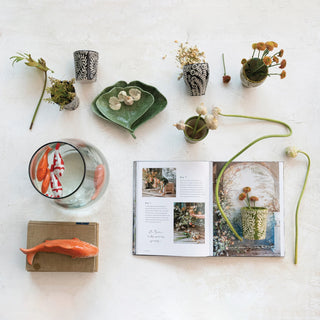 Debossed Stoneware Gingko Leaf Shaped Plate
